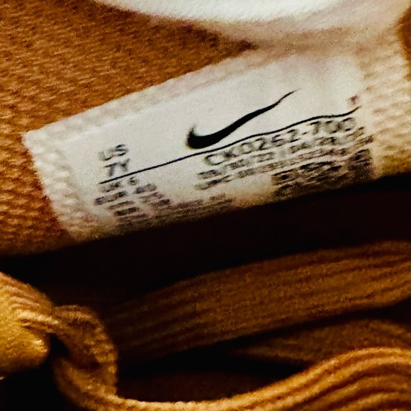 NEW IN BOX!! Unisex Nike Wheat Air Force 1 High LE GS Sneakers - Picture 10 of 11